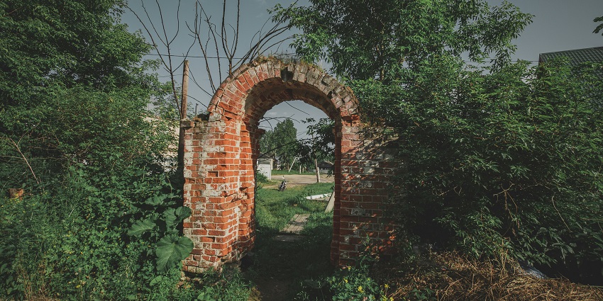 A picture of Kalpalli Cemetery, that symbolises the eerie architecture in Tamil Nadu.