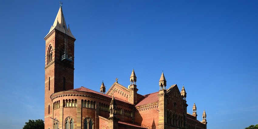 Exterior view of Kanpur Memorial Church, showcasing its historic architecture and charm