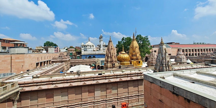 A picture of the golden spire of Kashi Vishwanath Temple, a famous tourist place in Kashi.