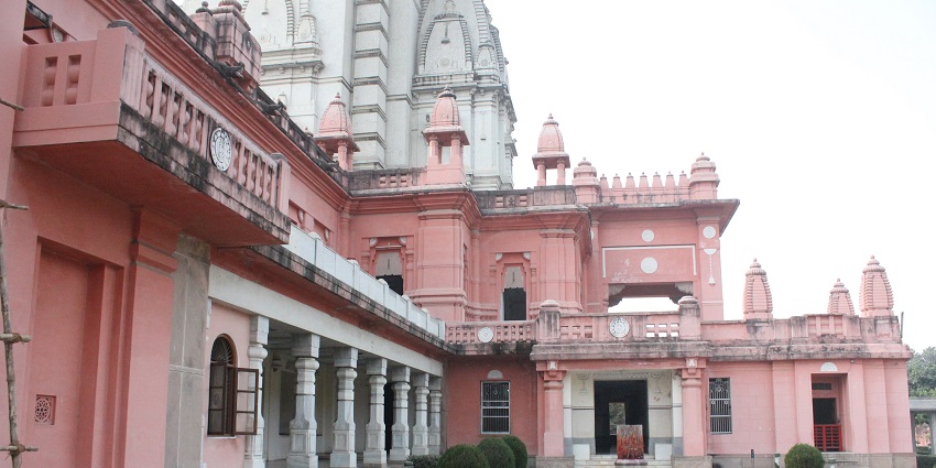 Shri Kashi Vishwanath Mandir at a popular destination near the virtual experimental museum.