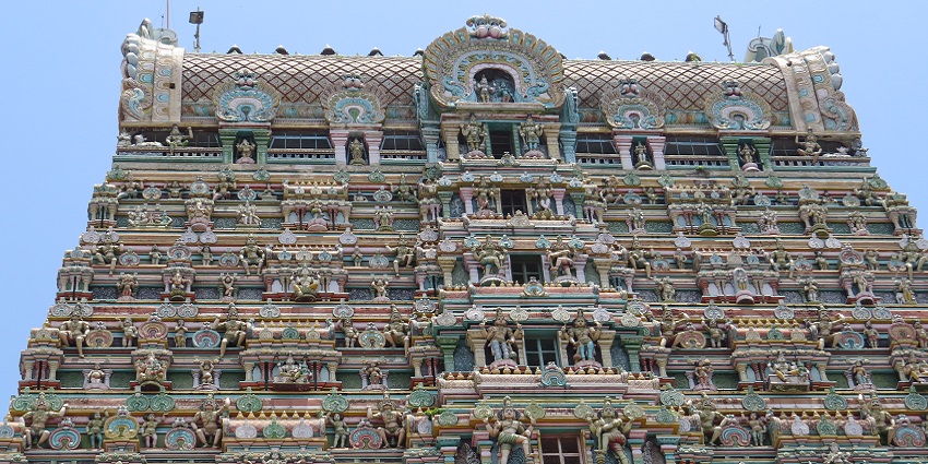 An image of Kasi Viswanathar Temple, a famous Shiva temple near Mahamaham Tank.