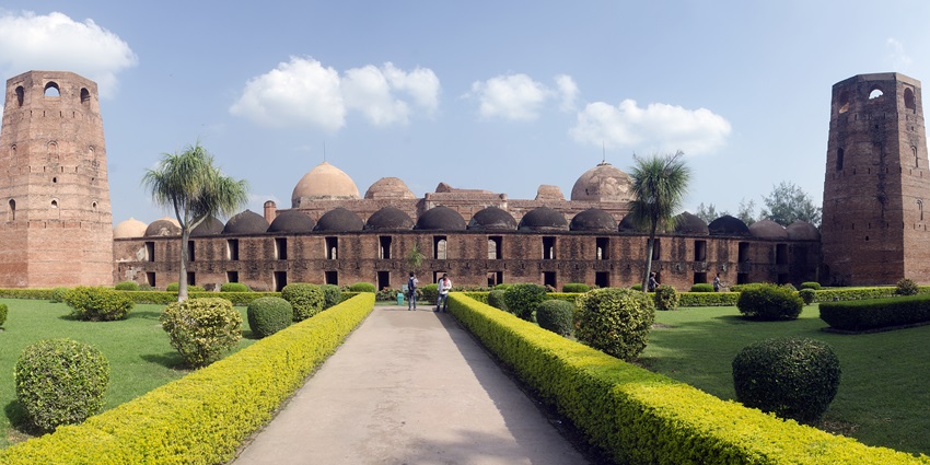Sightsee at the Katra Masjid which is one of the things to do in Murshidabad, West Bengal.