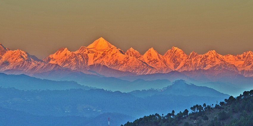 One of the best places to visit in Uttarakhand in November is Kausani, a picturesque hill town.