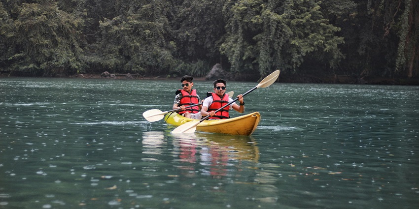 A picture of kayakers paddling, representing peaceful Karde Beach water sport