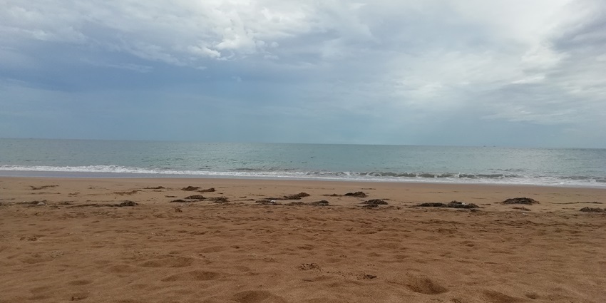 An image of the Kayalpatnam beach in the evening with the calm waves and serene shore