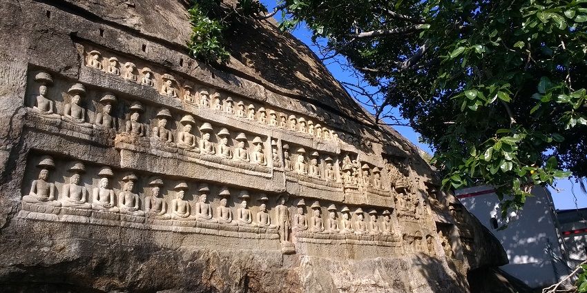Vettuvankovil temple is located in the Kazhugumalai near Mutharamman Temple.
