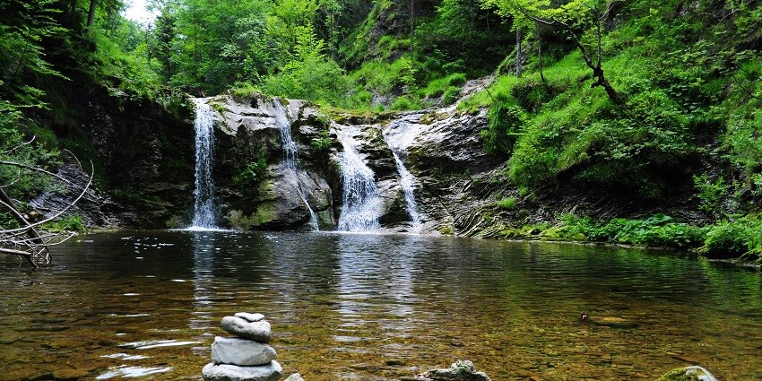 Water cascading at Kempty Falls, an exciting place to visit among many tourists.