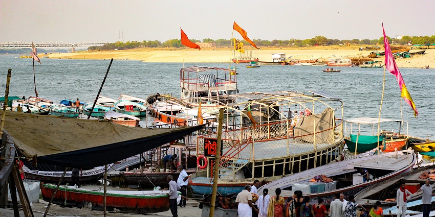 A picture of an old temple at Keshi Ghat in Vrindavan, Uttar Pradesh, India