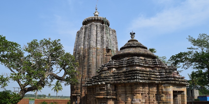 A captivating view of beautiful high-relief figures in a temple near Aligarh Fort.