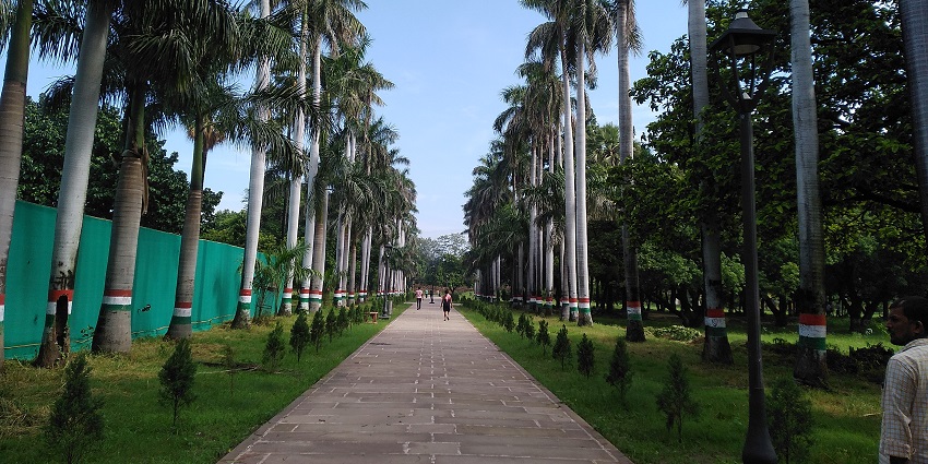 See the beautiful garden and tomb dedicated to Khusro in Khusro Bagh.