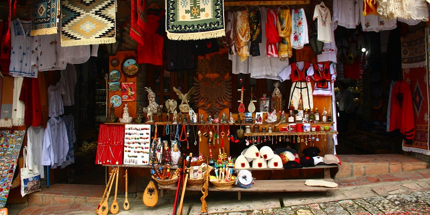 An image of aesthetic ornaments and a variety of elements in a vibrant bazaar.