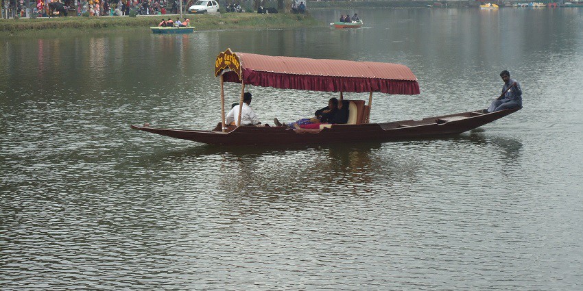 A view of Kodaikanal Lake, surrounded by trees and hills, one of the best places to visit in Tamil Nadu with family