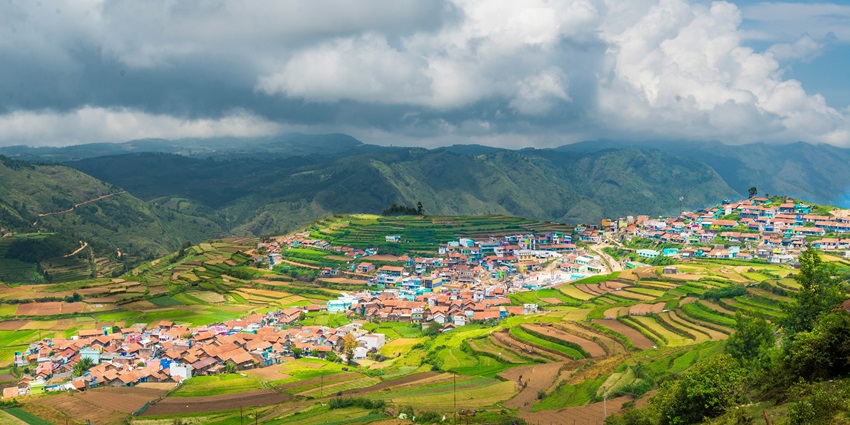 A vibrant town in Kodaikanal, one of the scenic places to visit in Tamil Nadu in May.