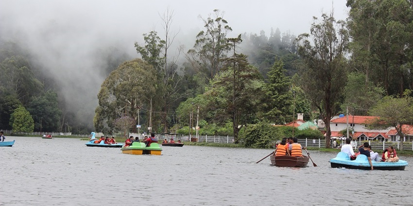 Image of boating in Kodaikanal Lake with Mist - best Places To Visit In Tamil Nadu