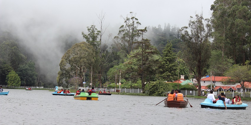 Kodaikanal Lake, surrounded by green hills and trees, a popular tourist attraction in Kodaikanal