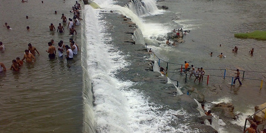 Scenic view of Kodiveri Dam surrounded by lush greenery, one of the best places to visit in Erode.