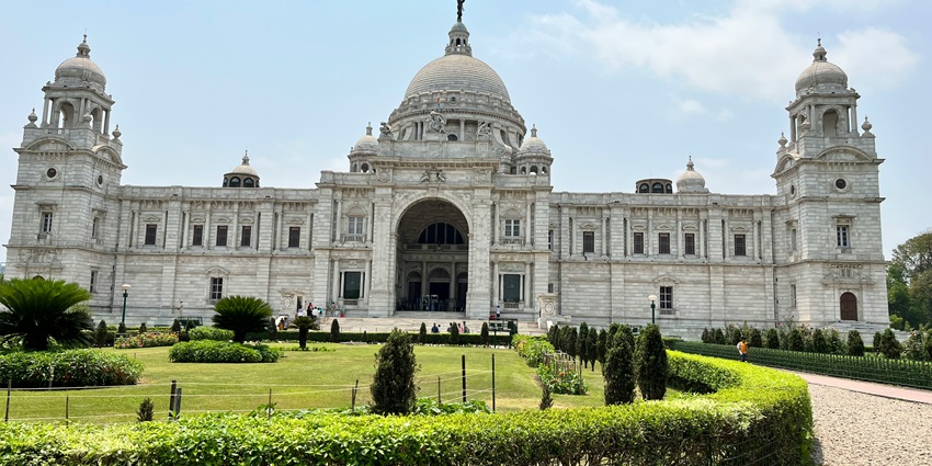 Explore Victoria Memorial - one of the offbeat places in West Bengal's district of Kolkata.