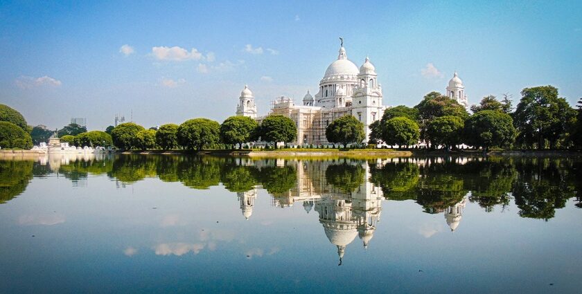 An image of Victoria Memorial Hall, Kolkata, a large white building sitting on top of a lake.