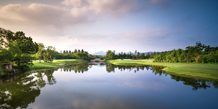 An image of visitors relaxing by Kolsa Lake, one of the best places near Taboda jungle safari