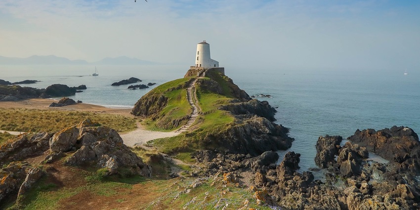 An image of Korlai lighthouse situated on a cliff overlooking the vast ocean in Maharashtra.