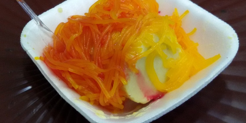 If you are a sweet tooth you must try Kulfi Faluda, which is among the best food in Lucknow