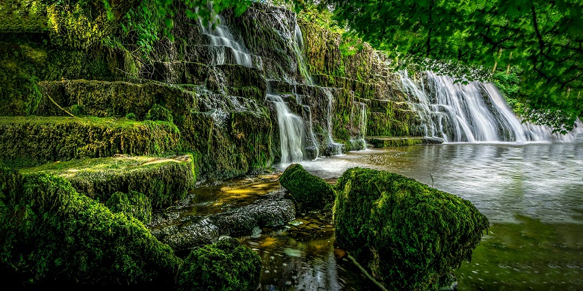 A picture of Kumbakkarai Falls, which is one of the peaceful places to visit in Theni.