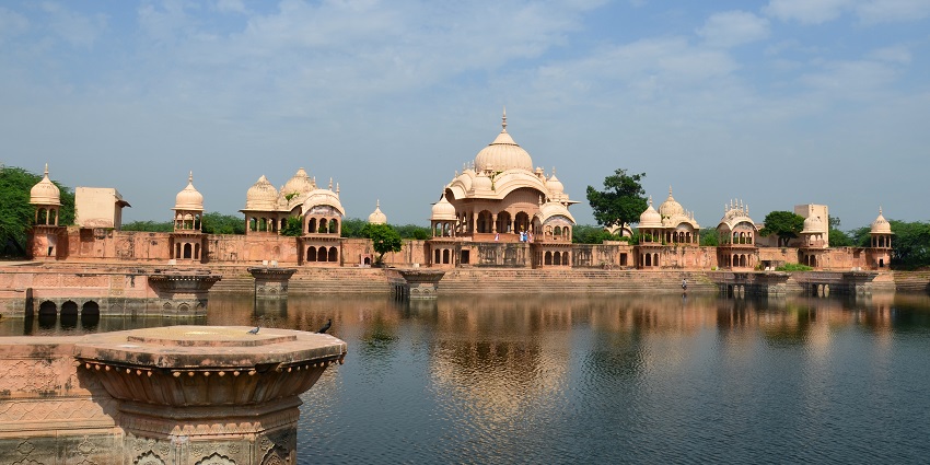 An image of Kusum Sarovar, which is one of the best places to visit in Govardhan.
