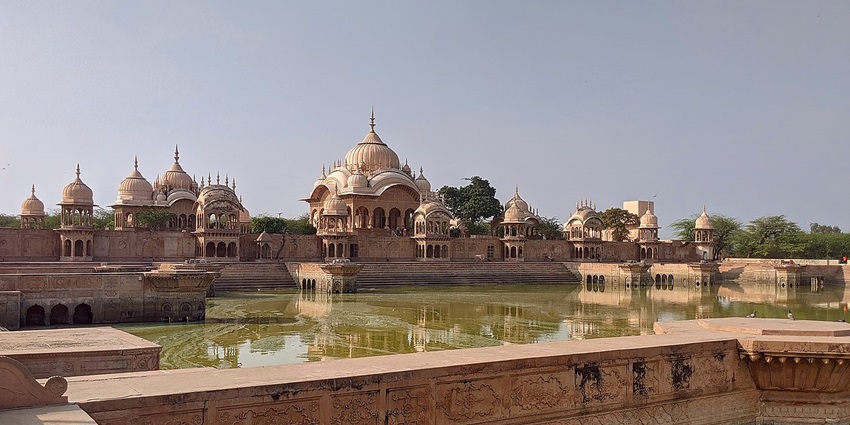 An image of Kusum Sarovar, a popular place near Govardhan Temple