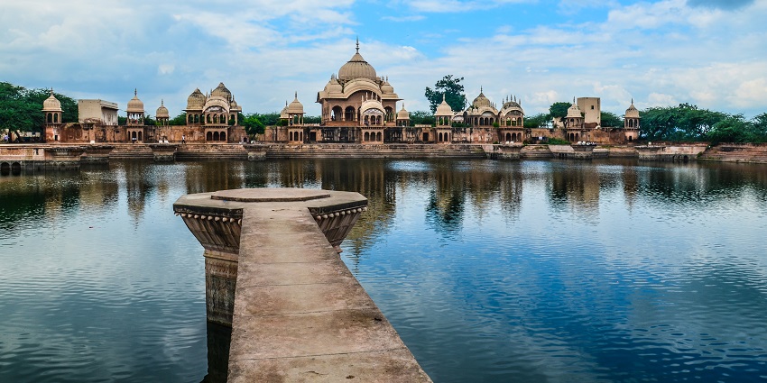 A breathtaking view of Kusum Sarovar with a pathway in between the beautiful lake.