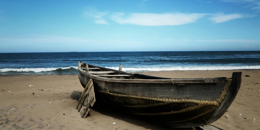 Kuzhithurai Beach is a beach in Nagercoil during the daytime featuring clear blue waters, soft sands, and a bright sky.