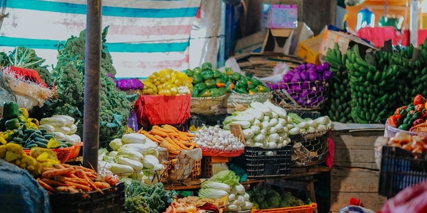 Lahartara Market is one of the popular wholesale markets for vegetables among locals.