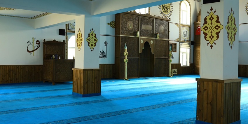 The inside view of Lal Darwaza Mosque, showcasing ancient Mughal-era architecture.