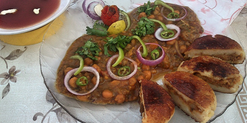 Lalaji Chaat Corner serves delicious aloo tikkis, a street food in Ghaziabad.