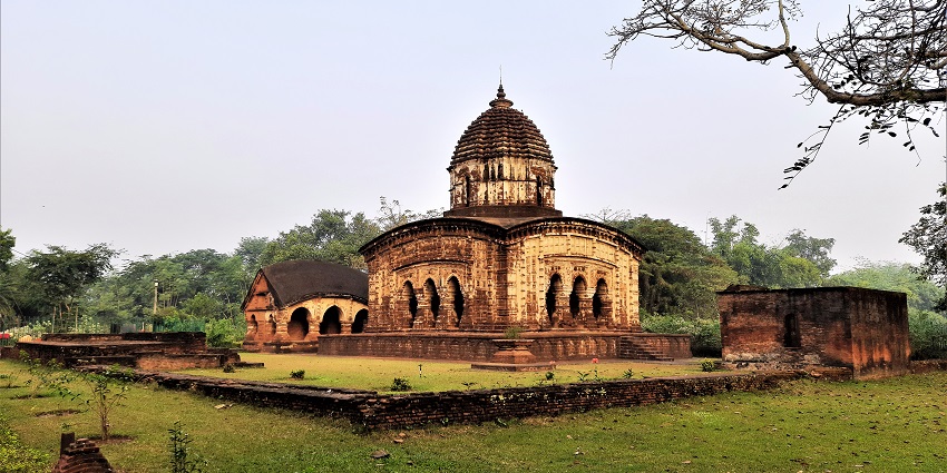 An architectural wonder, Lalbandh is an ancient place to visit in Bankura, West Bengal