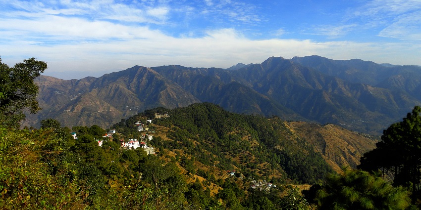 A mesmerising view of Lansdowne featuring the towering mountains and lush greenery.