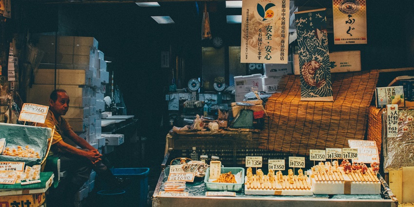 This market is a place to visit in Lava for a variety of foods and products.