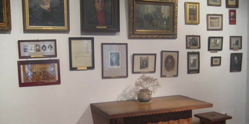 A picture of the Periyar Memorial House, with paintings and interior.