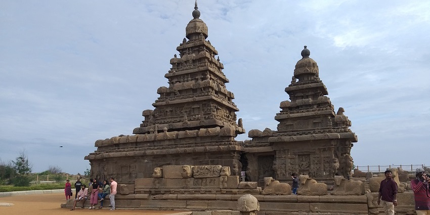 Within the premises of the temple, various stone sculptures are placed to explore.