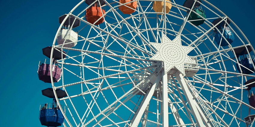 An image of a white steel Ferris wheel standing tall - one of the amusement parks in Tamil Nadu.