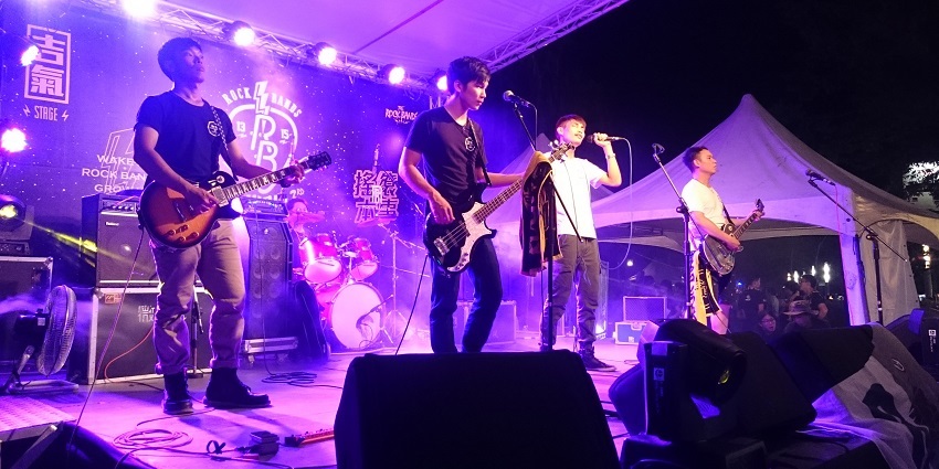 You can watch live music performances to experience the nightlife in Rishikesh that showcases local talent.