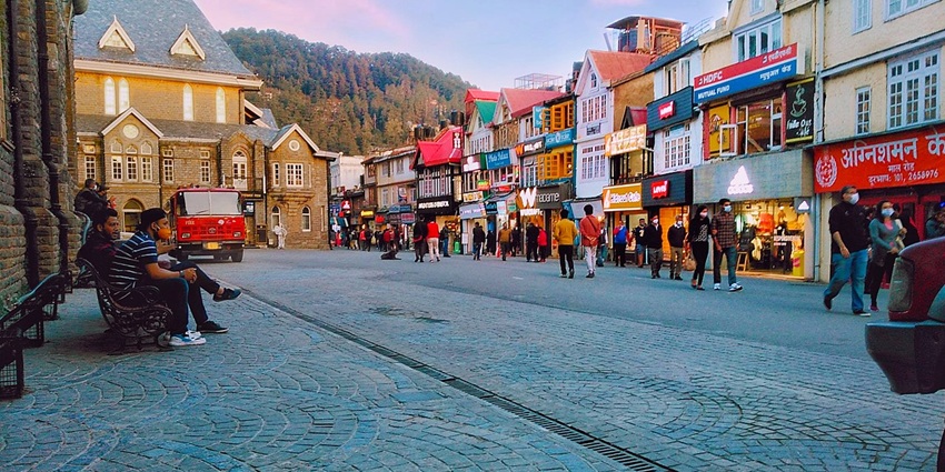 A picture of a bustling local market near Auli with visitors shopping from shops and stalls