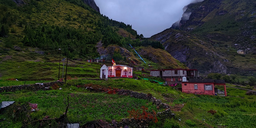 Badrinath temple location is surrounded by lush valleys and a tranquil ambience.