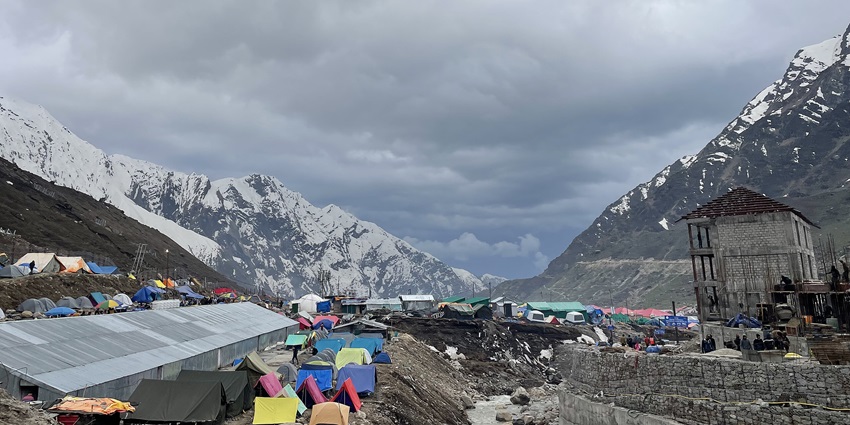 Kedarnath temple location: Sacred grounds at a high-altitude Himalayan setting.