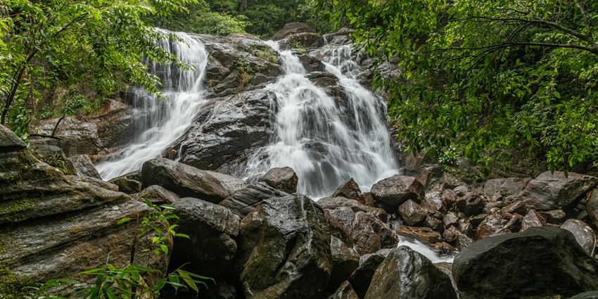 River following after a waterfall similar to the Attaru River in Jalagamparai Waterfalls.