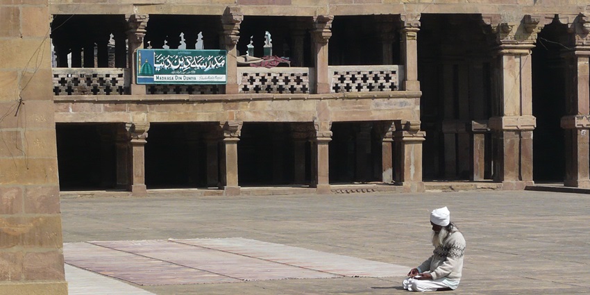 Inside view of Atala Masjid in Jaunpur, highlighting its grand Islamic architectural style.