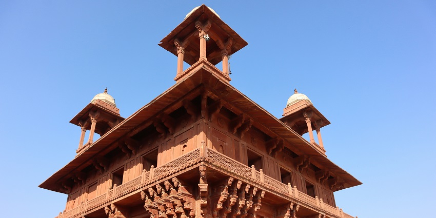 Explore the majestic building of Fatehpur Sikri Fort which is located in Agra, Uttar Pradesh.