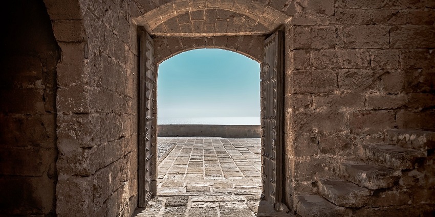 An ancient fort door, a popular destination near Maharashtra for history enthusiasts.