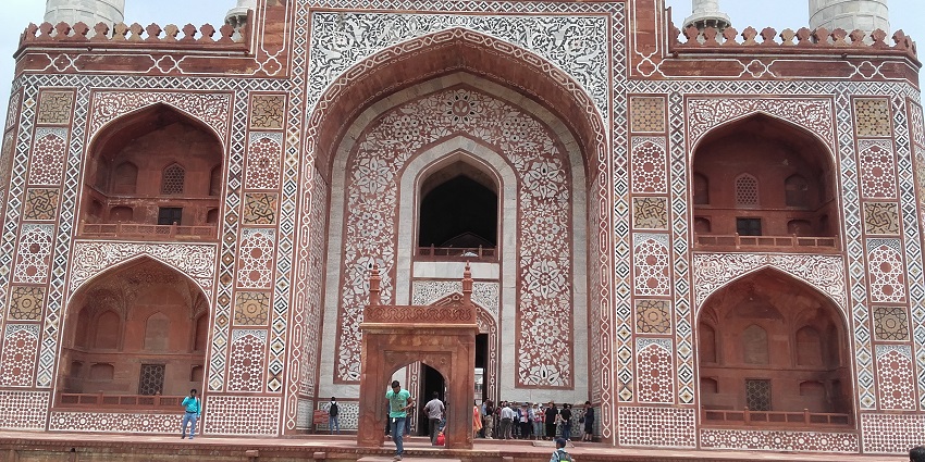 Close up view of the stunning Sikandra Fort showcasing the intricate architecture