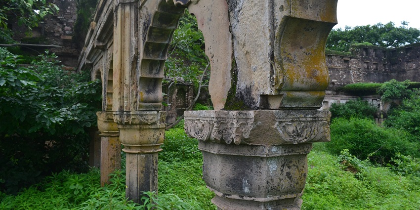 A shot of the pillars of a ruined building at Vijaygarh Fort.