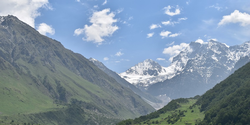A breathtaking vista justifying the serene location of Valley of Flowers National Park.
